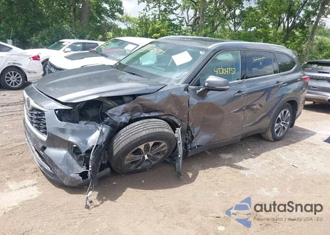 2021 Toyota Highlander Xle z USA, uszkodzony, nr VIN 5TDGZRBH8MS528707